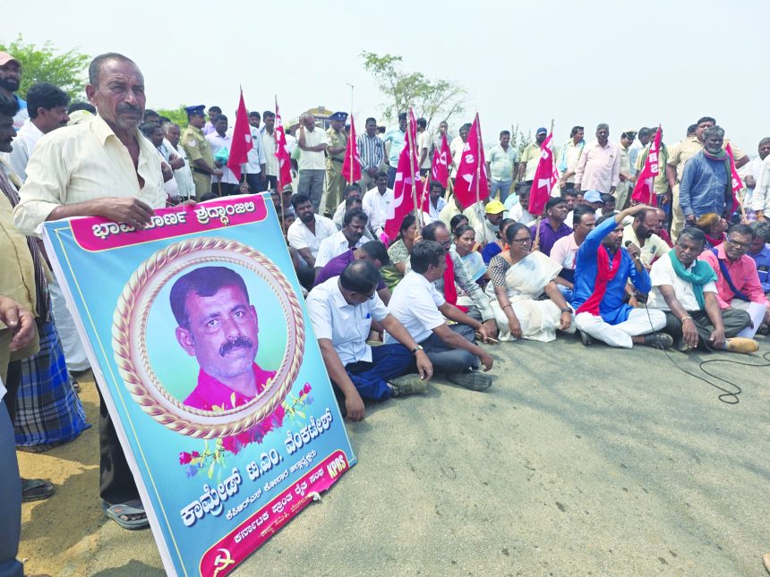 ಮುದುವಾಡಿ ಕೆರೆ ಕಟ್ಟೆಯ ಮೇಲೆ ತಡೆಗೋಡೆ ನಿರ್ಮಾಣಕ್ಕೆ ಒತ್ತಾಯಿಸಿ ಪ್ರತಿಭಟನೆ