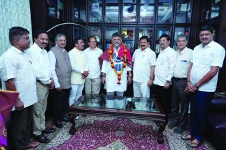 ಶಿವಮೊಗ್ಗದ ಶಾಂತವೇರಿ ಗೋಪಾಲಗೌಡ ಜನ್ಮ ಶತಮಾನೋತ್ಸವ ಆಚರಣೆ ಸಮಿತಿ ಅಧ್ಯಕ್ಷ, ಮಾಜಿ ಸಚಿವ ಆರಗ ಜ್ಞಾನೇಂದ್ರ ಮತ್ತಿತರ ಪದಾಧಿಕಾರಿಗಳು ಡಿಸಿಎಂ ಡಿ.ಕೆ. ಶಿವಕುಮಾರ್ ಅವರನ್ನು ಸದಾಶಿವನಗರ ನಿವಾಸದಲ್ಲಿ ಶುಕ್ರವಾರ ಭೇಟಿ ಮಾಡಿ ವಿಕ್ಟೋರಿಯಾ ಆಸ್ಪತ್ರೆಗೆ ಶಾಂತವೇರಿ ಗೋಪಾಲಗೌಡರ ಹೆಸರು ಮರುನಾಮಕರಣ ಮಾಡಿರುವ ಹಿನ್ನೆಲೆಯಲ್ಲಿ ಅಭಿನಂದಿಸಿದರು. ಸಮಿತಿ ಪ್ರಧಾನ ಕಾರ್ಯದರ್ಶಿ ಹಾಗೂ ಗೋಪಾಲಗೌಡರ ಪುತ್ರ ರಾಮಮನೋಹರ ಶಾಂತವೇರಿ, ಉಪಾಧ್ಯಕ್ಷ ಜೆ ಎ ಪುರುಷೋತ್ತಮ ಗೌಡ, ಸಮಿತಿಯ ಮಣಿಹೆಗಡೆ, ರಾಜಣ್ಣ ಪಟ್ಟಮಕ್ಕಿ ಮತ್ತಿತರರು ಇದ್ದರು.