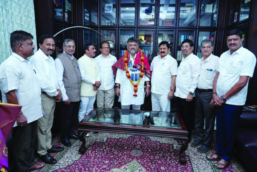 ಶಿವಮೊಗ್ಗದ ಶಾಂತವೇರಿ ಗೋಪಾಲಗೌಡ ಜನ್ಮ ಶತಮಾನೋತ್ಸವ ಆಚರಣೆ ಸಮಿತಿ ಅಧ್ಯಕ್ಷ, ಮಾಜಿ ಸಚಿವ ಆರಗ ಜ್ಞಾನೇಂದ್ರ ಮತ್ತಿತರ ಪದಾಧಿಕಾರಿಗಳು ಡಿಸಿಎಂ ಡಿ.ಕೆ. ಶಿವಕುಮಾರ್ ಅವರನ್ನು ಸದಾಶಿವನಗರ ನಿವಾಸದಲ್ಲಿ ಶುಕ್ರವಾರ ಭೇಟಿ ಮಾಡಿ ವಿಕ್ಟೋರಿಯಾ ಆಸ್ಪತ್ರೆಗೆ ಶಾಂತವೇರಿ ಗೋಪಾಲಗೌಡರ ಹೆಸರು ಮರುನಾಮಕರಣ ಮಾಡಿರುವ ಹಿನ್ನೆಲೆಯಲ್ಲಿ ಅಭಿನಂದಿಸಿದರು. ಸಮಿತಿ ಪ್ರಧಾನ ಕಾರ್ಯದರ್ಶಿ ಹಾಗೂ ಗೋಪಾಲಗೌಡರ ಪುತ್ರ ರಾಮಮನೋಹರ ಶಾಂತವೇರಿ, ಉಪಾಧ್ಯಕ್ಷ ಜೆ ಎ ಪುರುಷೋತ್ತಮ ಗೌಡ, ಸಮಿತಿಯ ಮಣಿಹೆಗಡೆ, ರಾಜಣ್ಣ ಪಟ್ಟಮಕ್ಕಿ ಮತ್ತಿತರರು ಇದ್ದರು.