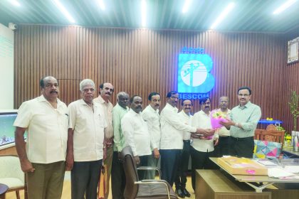ಬೆಸ್ಕಾಂ ಎಂ.ಡಿ, ಶಿವಶಂಕರ್ ಅವರನ್ನು ಕೆಇಬಿ ಪಿಂಚಣಿದಾರರ ಸಂಘದ ನೂತನ ಪದಾಧಿಕಾರಿಗಳು ಪುಷ್ಪಗುಚ್ಛ ನೀಡುವ ಮೂಲಕ ಅಭಿನಂದಿಸಿ ದರು. ಹಾಗೂ ನೂತನವಾಗಿ ರಚನೆಗೊಂಡ ಸಂಘದ ಉತ್ತರ ಸಮಿತಿಗೆ ಕಚೇರಿಗಾಗಿ ಬೆಸ್ಕಾಂ ನೂತನ ಕಟ್ಟಡಗಳಲ್ಲಿ ಸ್ಥಳಾವಕಾಶವನ್ನು ಕಲ್ಪಿಸಿ ಕೊಡಬೇಕಾಗಿ ಮನವಿ ಮಾಡಿದರು. ಈ ಸಂದರ್ಭದಲ್ಲಿ ಕೆಇಬಿ ಪಿಂಚಣಿದಾರರ ಸಂಘದ ಕೇಂದ್ರ ಸಮಿತಿ ಉಪಾಧ್ಯಕ್ಷರು ಹಾಗೂ ಬೆಂಗಳೂರು ಉತ್ತರ ಮಾರ್ಗದರ್ಶಕರು ಆದ ಜಿ. ರಾಜು, ಬೆ.ವಿ.ಕಂ ನಗರ ಉಪಾಧ್ಯಕ್ಷರು ಆರ್ ರಾಮಪ್ಪ,  ಬೆಂಗಳೂರು ಉತ್ತರ ಸಂಚಾಲಕರಾದ ಎಚ್.ಜಯಣ್ಣ, ಸಹ ಸಂಚಲಕರಾದ ಜಿ.ಸಂಪಂಗಿರಾಮ ಹಾಗೂ ಎಲ್ಲಾ ಸಮಿತಿ ಸದಸ್ಯರು ಉಪಸ್ಥಿತರಿದ್ದರು.