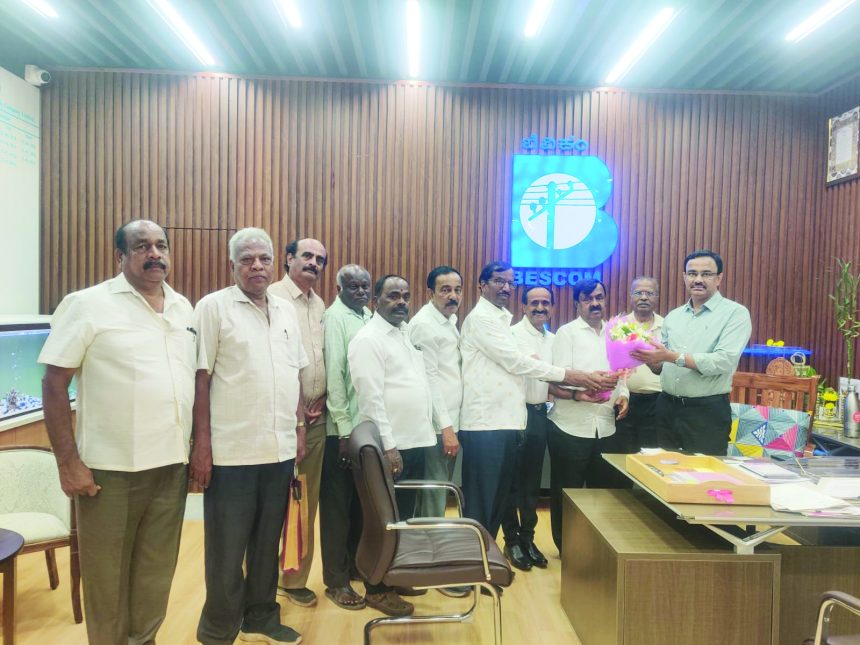 ಬೆಸ್ಕಾಂ ಎಂ.ಡಿ, ಶಿವಶಂಕರ್ ಅವರನ್ನು ಕೆಇಬಿ ಪಿಂಚಣಿದಾರರ ಸಂಘದ ನೂತನ ಪದಾಧಿಕಾರಿಗಳು ಪುಷ್ಪಗುಚ್ಛ ನೀಡುವ ಮೂಲಕ ಅಭಿನಂದಿಸಿ ದರು. ಹಾಗೂ ನೂತನವಾಗಿ ರಚನೆಗೊಂಡ ಸಂಘದ ಉತ್ತರ ಸಮಿತಿಗೆ ಕಚೇರಿಗಾಗಿ ಬೆಸ್ಕಾಂ ನೂತನ ಕಟ್ಟಡಗಳಲ್ಲಿ ಸ್ಥಳಾವಕಾಶವನ್ನು ಕಲ್ಪಿಸಿ ಕೊಡಬೇಕಾಗಿ ಮನವಿ ಮಾಡಿದರು. ಈ ಸಂದರ್ಭದಲ್ಲಿ ಕೆಇಬಿ ಪಿಂಚಣಿದಾರರ ಸಂಘದ ಕೇಂದ್ರ ಸಮಿತಿ ಉಪಾಧ್ಯಕ್ಷರು ಹಾಗೂ ಬೆಂಗಳೂರು ಉತ್ತರ ಮಾರ್ಗದರ್ಶಕರು ಆದ ಜಿ. ರಾಜು, ಬೆ.ವಿ.ಕಂ ನಗರ ಉಪಾಧ್ಯಕ್ಷರು ಆರ್ ರಾಮಪ್ಪ,  ಬೆಂಗಳೂರು ಉತ್ತರ ಸಂಚಾಲಕರಾದ ಎಚ್.ಜಯಣ್ಣ, ಸಹ ಸಂಚಲಕರಾದ ಜಿ.ಸಂಪಂಗಿರಾಮ ಹಾಗೂ ಎಲ್ಲಾ ಸಮಿತಿ ಸದಸ್ಯರು ಉಪಸ್ಥಿತರಿದ್ದರು.