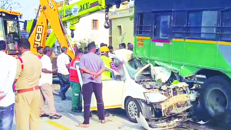 ಭೀಕರ ರಸ್ತೆ ಅಪಘಾತ ಒಂದೇ ಕುಟುಂಬದ ಮೂವರು ಬಲಿ