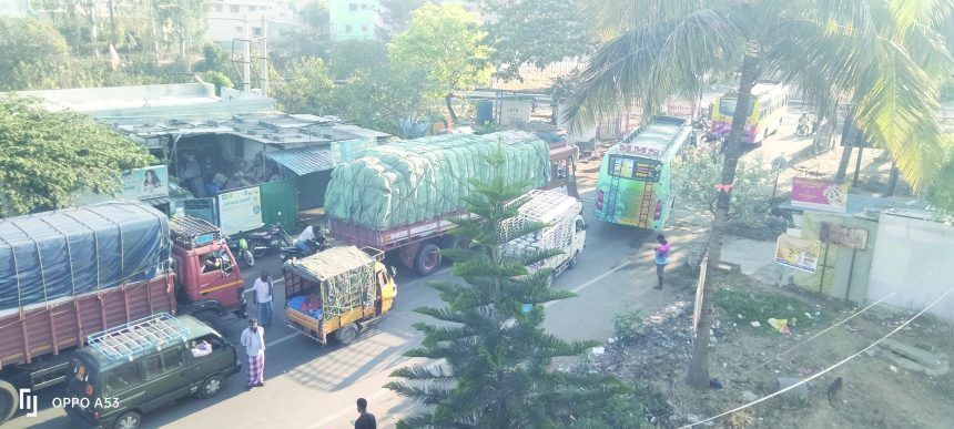 ರೈಲ್ವೆ ಗೇಟ್ ಕೆಟ್ಟು ನಿಂತ ಬೆಂಗಳೂರು-ಚನೈ ರೈಲ್ವೆ ಮಾರ್ಗ: ಪ್ರಯಾಣಿಕರು ತೀವ್ರ ಸಂಕಷ್ಟ