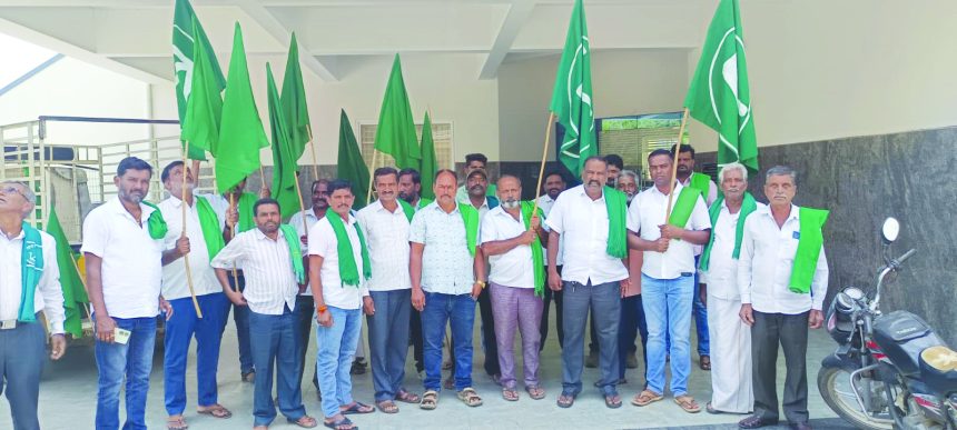 ವಿದ್ಯುತ್ ಸಮಸ್ಯೆ ವಿರುದ್ಧ ರೈತರ ಆಕ್ರೋಶ: ಕೆಇಬಿ ಕಚೇರಿಗೆ ಮುತ್ತಿಗೆ, ಅಹೋರಾತ್ರಿ ಧರಣಿ ಎಚ್ಚರಿಕೆ