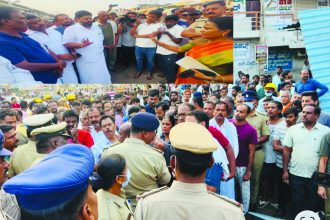 ಚಳ್ಳಕೆರೆಯಲ್ಲಿ ಬೆಳ್ಳಂ ಬೆಳಗ್ಗೆ ಜೆಸಿಬಿಗಳ ಘರ್ಜನೆ: ನಗರಸಭೆ ಅಮಾನವೀಯ ನಡೆಗೆ, ಸಾರ್ವಜನಿಕರ ಆಕ್ಷೇಪ