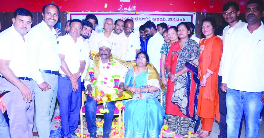 ಸಾಹಿತಿ ಸಂಶೋಧಕ ಡಾ.ಜೆ.ಕರಿಯಪ್ಪ ಮಾಳಿಗೆ ಅವರಿಗೆ ಪತ್ರಕರ್ತರಿಂದ ಗೌರವಾರ್ಪಣೆ