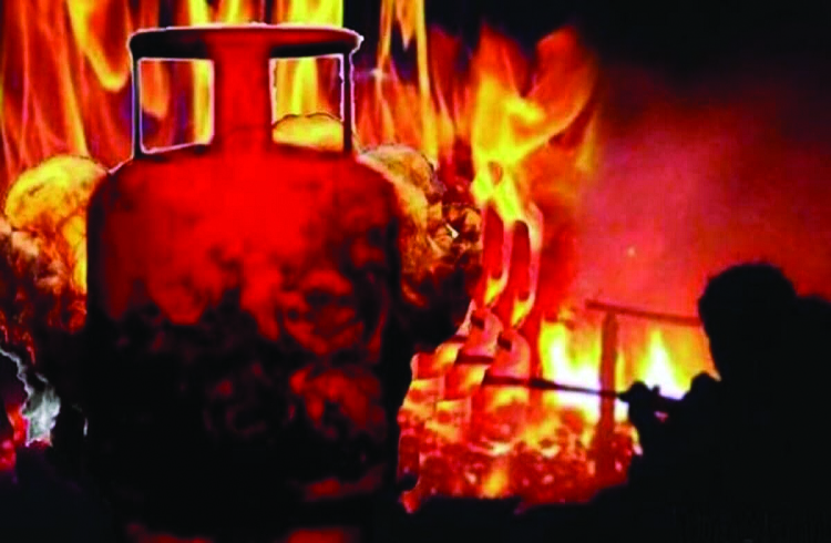 ಸಿಲಿಂಡರ್ ಸ್ಫೋಟ: ಇಬ್ಬರಿಗೆ ಗಂಭೀರ ಗಾಯ