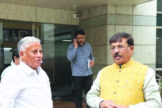 ಕೇಂದ್ರ ರೈಲ್ವೆ ಮತ್ತು ಜಲಶಕ್ತಿ ರಾಜ್ಯ ಸಚಿವ ವಿ ಸೋಮಣ್ಣ ಮತ್ತು ಮಾಜಿ ಸಚಿವ ಮುರುಗೇಶ್ ನಿರಾಣಿ ಅವರು ಇಂದು ನವದೆಹಲಿಯ ಕರ್ನಾಟಕ ಭವನದ ಬಳಿ ಭೇಟಿ ಮಾಡಿ ಮಾಡಿದ್ದಾರೆ.