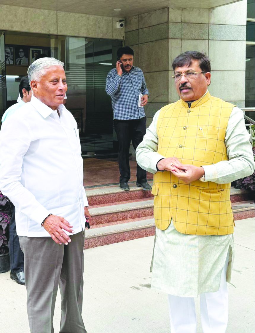 ಕೇಂದ್ರ ರೈಲ್ವೆ ಮತ್ತು ಜಲಶಕ್ತಿ ರಾಜ್ಯ ಸಚಿವ ವಿ ಸೋಮಣ್ಣ ಮತ್ತು ಮಾಜಿ ಸಚಿವ ಮುರುಗೇಶ್ ನಿರಾಣಿ ಅವರು ಇಂದು ನವದೆಹಲಿಯ ಕರ್ನಾಟಕ ಭವನದ ಬಳಿ ಭೇಟಿ ಮಾಡಿ ಮಾಡಿದ್ದಾರೆ.