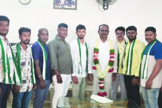 ಕೆರೆ ಮಣ್ಣಿನಿಂದ ಬಂದ ಹಣದಲ್ಲಿ ದಿನಸಿ ಕಿಟ್ ವಿತರಣೆ: ಎ.ಮಂಜುನಾಥ್