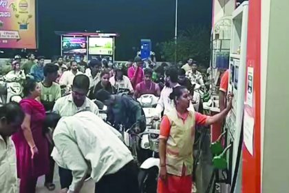 ಪೆಟ್ರೋಲ್ ಸಿಗಲ್ಲ ಎಂಬ ಸುಳ್ಳು ಸುದ್ದಿಗೆ ಬಂಕ್‌ಗೆ ಮುಗಿಬಿದ್ದ ಜನ
