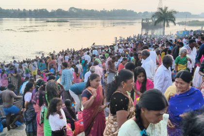 ತ್ರಿವೇಣಿ ಸಂಗಮದಲ್ಲಿ ಯುಗಾದಿ ಸಂಭ್ರಮ; ಪುಣ್ಯಸ್ನಾನ ಮಾಡಿ ಪುನೀತರಾದ ಸಾವಿರಾರು ಭಕ್ತರು