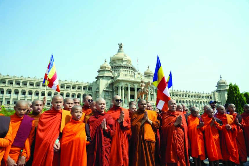 ಇಂದು ವೈಶಾಖ ಬುದ್ಧ ಪೂರ್ಣಿಮೆ ಅಂಗವಾಗಿ ವಿಧಾನಸೌಧದ ಮುಂಭಾಗ ಮಹಾ ಬೌದ್ಧಿ ಸಂಸ್ಥೆ ವತಿಯಿಂದ  ಶಾಂತಿ ನಡಿಗೆ ಹಮ್ಮಿಕೊಳ್ಳಲಾಗಿತ್ತು.