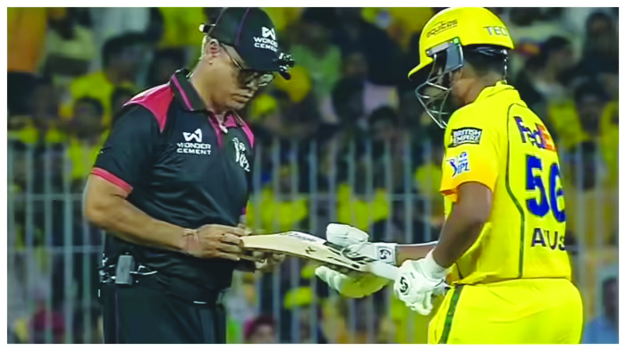 ಆಟ ಆರಂಭಿಸುವ ಮುನ್ನವೇ ಆಯುಷ್ ಮಾತ್ರೆ ಬ್ಯಾಟ್ 2 ಬಾರಿ ಪರಿಶೀಲಿಸಿದ ಅಂಪೈರ್