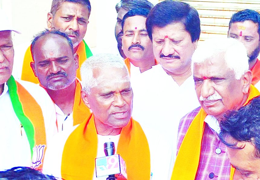 ಬಿಸಿಲಿನ ಝಳದಲ್ಲೂ ಪ್ರಚಾರ ದಿನದಿಂದ ದಿನಕ್ಕೆ ಕಾವೇರುತ್ತಿದೆ ಉಪಚುನಾವಣೆ ಪ್ರಚಾರ