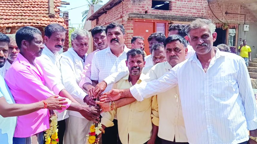 ರಸ್ತೆ, ಚರಂಡಿ ಅಭಿವೃದ್ಧಿ ಕಾಮಗಾರಿಗೆ ಶಾಸಕ ಹೆಚ್.ಟಿ.ಮಂಜು ಚಾಲನೆ