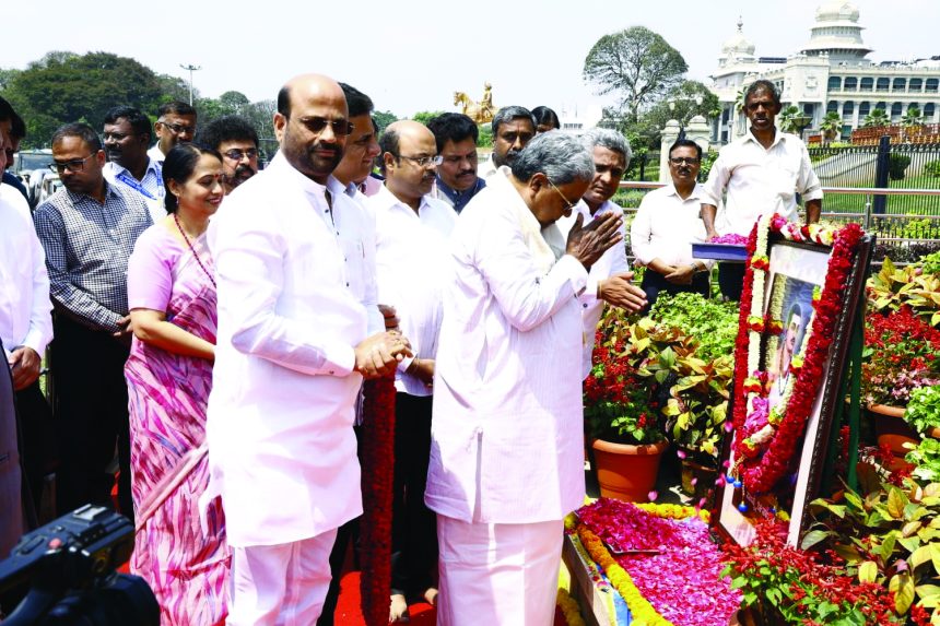 ಮುಖ್ಯಮಂತ್ರಿ ಸಿದ್ದರಾಮಯ್ಯ ಅವರು ಬಸವ ಜಯಂತಿ ಪ್ರಯುಕ್ತ ಚಾಲುಕ್ಯ ವೃತ್ತದಲ್ಲಿರುವ ಹಾಗೂ ವಿಧಾನಸೌಧದಲ್ಲಿರುವ ವಿಶ್ವಗುರು ಬಸವಣ್ಣನವರ ಪ್ರತಿಮೆಗೆ ಮಾಲಾರ್ಪಣೆ ಮಾಡಿ ನಮಿಸಿದರು.
