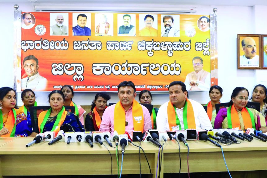 ನಾರಿ ಶಕ್ತಿ ವಂದನಾ ಅಧಿನಿಯಮ ವಿರೋಧಿಸಿ ಮಹಿಳೆಯರಿಗೆ ಅನ್ಯಾಯ ಮಾಡಿದ ಕಾಂಗ್ರೆಸ್, ಮತ ಕೊಡಲು ಮಾತ್ರ ಮಹಿಳೆಯರು ಬೇಕಾ?: ಸಂಸದ ಡಾ.ಕೆ.ಸುಧಾಕರ್ ಆಕ್ರೋಶ ಕಾಂಗ್ರೆಸ್ ಉಚಿತ ಬಸ್ ಸೀಟು ಕೊಡುತ್ತಾರೆ, ವಿಧಾನಸೌಧದಲ್ಲಿ ಸೀಟು ಕೊಡಲ್ಲ