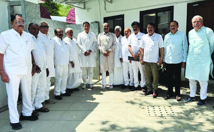 ಕರ್ನಾಟಕ ಸಚಿವ ಸಂಪುಟ ಪುರ‍್ರಚನೆಗೆ ಮನವಿ