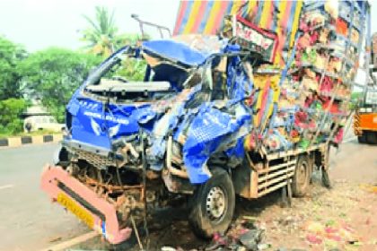 ನಿಂತಿದ್ದ ಟ್ರಕ್‌ಗೆ ಗೂಡ್ಸ್ ವಾಹನ ಡಿಕ್ಕಿ ಇಬ್ಬರು ಸ್ಥಳದಲ್ಲೇ ಸಾವು