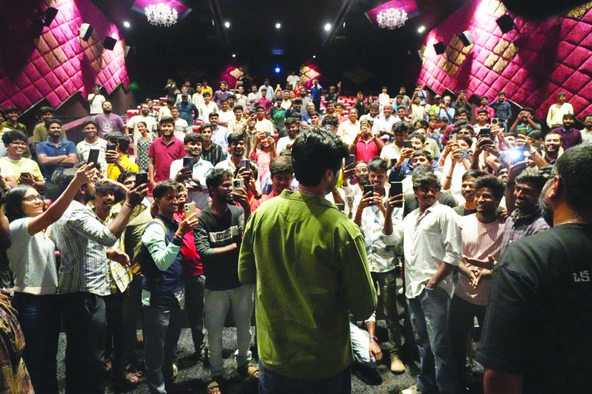 ಬೆಂಗಳೂರಿನಲ್ಲಿ `ಡಕಾಯಿತ್’ ಸಿನಿಮಾತಂಡ  ಬೆಂಗಳೂರು ಅಭಿಮಾನಿಗಳ ಪ್ರೀತಿಗೆ `ಡಕಾಯಿತ್’ ಸಿನಿಮಾ ತಂಡ ಫಿದಾ