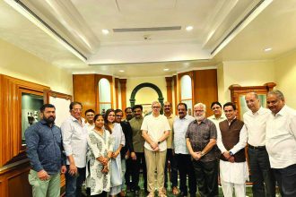 ಬೆಂಗಳೂರಿನಲ್ಲಿ ಜಮ್ಮು- ಕಾಶ್ಮೀರ ಮುಖ್ಯಮಂತ್ರಿ ಓಮರ್ ಅಬ್ದುಲ್ಲಾ ಅವರನ್ನು ಭೇಟಿ ಮಾಡಿದ ಕನ್ನಡ  ಚಿತ್ರರಂಗದ ಗಣ್ಯರು