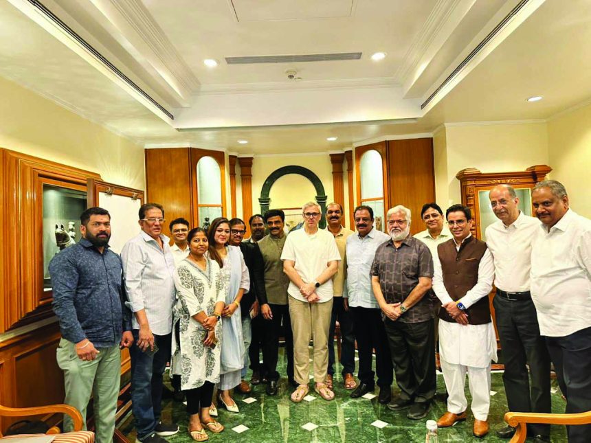 ಬೆಂಗಳೂರಿನಲ್ಲಿ ಜಮ್ಮು- ಕಾಶ್ಮೀರ ಮುಖ್ಯಮಂತ್ರಿ ಓಮರ್ ಅಬ್ದುಲ್ಲಾ ಅವರನ್ನು ಭೇಟಿ ಮಾಡಿದ ಕನ್ನಡ  ಚಿತ್ರರಂಗದ ಗಣ್ಯರು