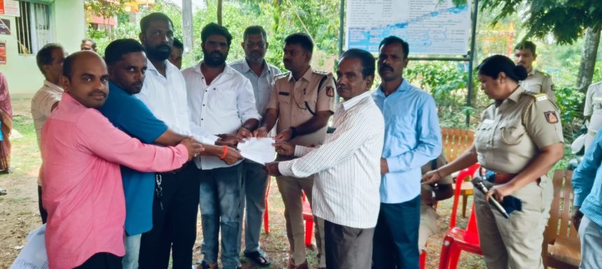 ಅಬಕಾರಿ ಅಧಿಕಾರಿಗಳ ಸಭೆಯಲ್ಲಿ ಅಕ್ರಮ ಮದ್ಯ ಮಾರಾಟಕ್ಕೆ ಕಡಿವಾಣ ಹಾಕಿ, ಕುಶಾವರದಲ್ಲಿ ಗ್ರಾಮಸ್ಥರ ಆಗ್ರಹ