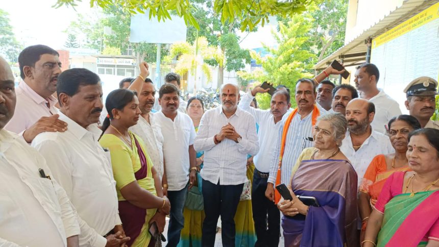 ತಾಲ್ಲೂಕು ಕಚೇರಿಯಲ್ಲಿ ಬಸವ ಜಯಂತಿ ಅವ್ಯವಸ್ಥೆ: ಅಧಿಕಾರಿಗಳ ಗೈರುಹಾಜರಿಗೆ ವೀರಶೈವ ಮುಖಂಡರ ಆಕ್ರೋಶ, ಸಭೆ ಬಹಿಷ್ಕಾರ