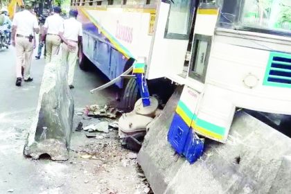 ಡಿವೈಡರ್‌ಗೆ ಬಸ್ ಡಿಕ್ಕಿ:  30ಕ್ಕೂ ಹೆಚ್ಚು ಪ್ರಯಾಣಿಕರು ಪಾರು!