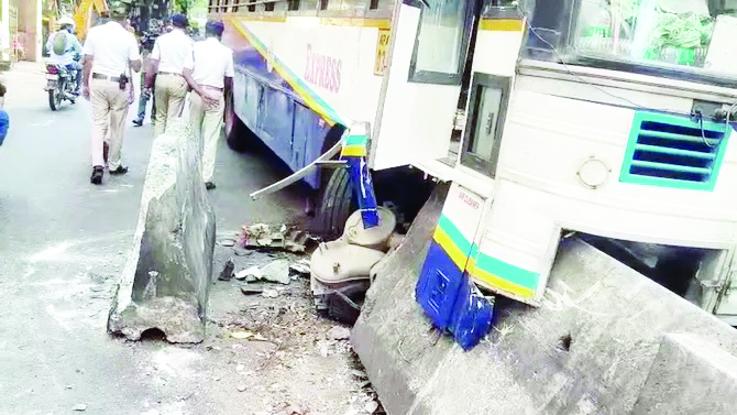 ಡಿವೈಡರ್‌ಗೆ ಬಸ್ ಡಿಕ್ಕಿ:  30ಕ್ಕೂ ಹೆಚ್ಚು ಪ್ರಯಾಣಿಕರು ಪಾರು!