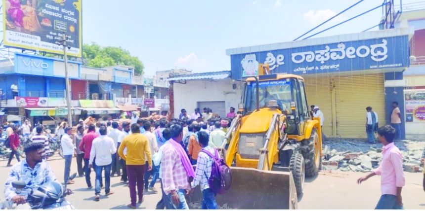 ಭರದಿಂದ ಸಾಗಿದೆ ಒತ್ತುವರಿ ತೆರವು ಕಾರ್ಯಾಚರಣೆ: ರಾಘವೇಂದ್ರ ಎಲೆಕ್ಟಾನಿಕ್ಸ್ಗೆ  3ದಿನ ತೆರವಿಗೆ ಗಡುವು ಅಕ್ರಮ ಒತ್ತುವರಿದಾರರಿಗೆ ನಡುಕ