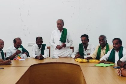 ಬೆಳೆ ಪರಿಹಾರ ವಿಳಂಬ ರಸಗೊಬ್ಬರ ಅಂಗಡಿಗಳಿಂದ ಸುಲಿಗೆ:ಸರ್ಕಾರದ ವಿರುದ್ಧ ರೈತರ ಆಕ್ರೋಶ