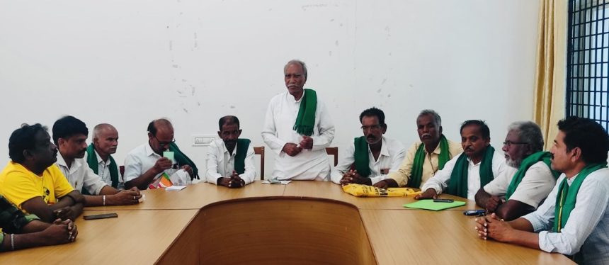 ಬೆಳೆ ಪರಿಹಾರ ವಿಳಂಬ ರಸಗೊಬ್ಬರ ಅಂಗಡಿಗಳಿಂದ ಸುಲಿಗೆ:ಸರ್ಕಾರದ ವಿರುದ್ಧ ರೈತರ ಆಕ್ರೋಶ