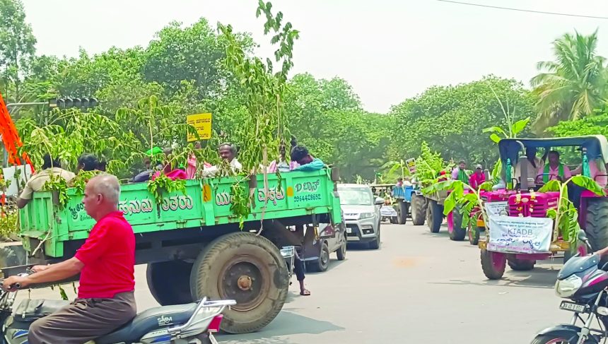 ರೈತರಿಂದ ಟ್ರ್ಯಾಕ್ಟರ್ ಜಾಥಾ | ಯಾವುದೇ ಕಾರಣಕ್ಕೂ ಭೂಮಿ ನೀಡಲ್ಲ