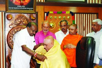 ಡಾ. ನಿರ್ಮಲಾನಂದನಾಥ ಮಹಾಸ್ವಾಮೀಜಿ ಅವರ ಭೇಟಿಯಾಗಿ ಆಶೀರ್ವಾದ ಪಡೆದರು