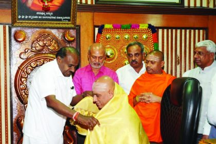 ಡಾ. ನಿರ್ಮಲಾನಂದನಾಥ ಮಹಾಸ್ವಾಮೀಜಿ ಅವರ ಭೇಟಿಯಾಗಿ ಆಶೀರ್ವಾದ ಪಡೆದರು