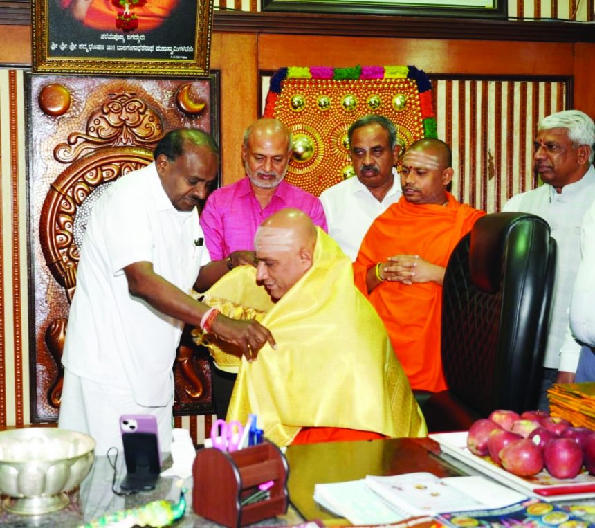 ಡಾ. ನಿರ್ಮಲಾನಂದನಾಥ ಮಹಾಸ್ವಾಮೀಜಿ ಅವರ ಭೇಟಿಯಾಗಿ ಆಶೀರ್ವಾದ ಪಡೆದರು