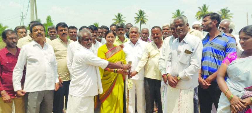 ಮಾರಸಂದ್ರ, ಕೆರೆಮಿಂಡಹಳ್ಳಿ ಗ್ರಾಮಗಳಲ್ಲಿ ಸಿಸಿ ರಸ್ತೆ ಕಾಮಗಾರಿಗೆ ಚಾಲ ದೀರ್ಘಕಾಲದ ಬೇಡಿಕೆಯನ್ನು ಈಡೇರಿಸಿದ ಶಾಸಕಿ ಎಂ.ರೂಪಕಲಾ