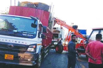 ನಿಂತಿದ್ದ ಲಾರಿಗೆ ಮತ್ತೊಂದು ಲಾರಿ ಡಿಕ್ಕಿ ಚಾಲಕನ 2 ಕಾಲುಗಳು ಕಟ್