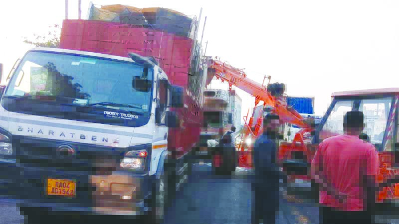 ನಿಂತಿದ್ದ ಲಾರಿಗೆ ಮತ್ತೊಂದು ಲಾರಿ ಡಿಕ್ಕಿ ಚಾಲಕನ 2 ಕಾಲುಗಳು ಕಟ್