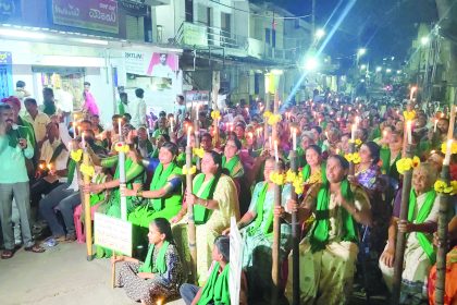 ನೂರಾರು ರೈತ ಮಹಿಳೆಯರಿಂದ ಒನಕೆ ಪ್ರದರ್ಶಿಸಿ ಚಳವಳಿ