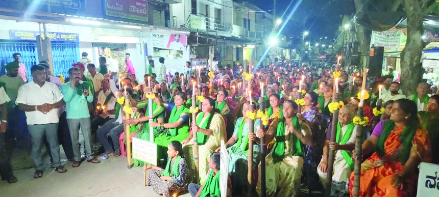ನೂರಾರು ರೈತ ಮಹಿಳೆಯರಿಂದ ಒನಕೆ ಪ್ರದರ್ಶಿಸಿ ಚಳವಳಿ