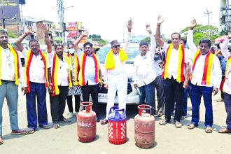 ಯುದ್ಧ ಬೇಡ, ಗ್ಯಾಸ್ ಬೇಕು’: ಈಡುಗಾಯಿ ಚಳುವಳಿ