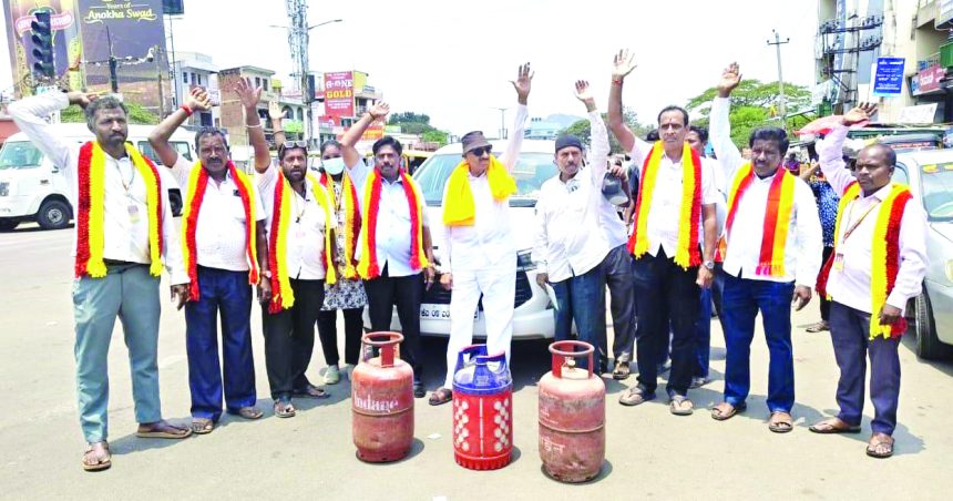 ಯುದ್ಧ ಬೇಡ, ಗ್ಯಾಸ್ ಬೇಕು’: ಈಡುಗಾಯಿ ಚಳುವಳಿ