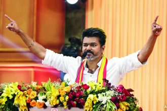 ಸರ್ಕಾರ ರಚನೆ ಕಸರತ್ತು ತಮಿಳುನಾಡು ಎಐಎಡಿಎಂಕೆಯಲ್ಲಿ ಒಡಕು | ರಾಜ್ಯಪಾಲರ ಭೇಟಿಯಾದ ವಿಜಯ್
