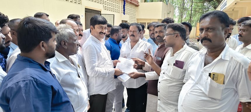 ಸಮಾಜ ಕಲ್ಯಾಣ ಇಲಾಖೆ ಜಂಟಿ ನಿರ್ದೇಶಕ ಶ್ರೀನಿವಾಸನ್ ನಿಯೋಜನೆ ರದ್ದುಪಡಿಸಲು ಒತ್ತಾಯ