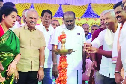 ‘ರಾಜ್ಯದಲ್ಲಿ ಜನಪರವಾದ ಮೈತ್ರಿ ಸರ್ಕಾರ ಅಧಿಕಾರಕ್ಕೆ ತನ್ನಿ’ ಮುಳುಕುಂಟೆ ಚೌಡೇಶ್ವರಿ ಜಾತ್ರೆಯಲ್ಲಿ ಹೆಚ್.ಡಿ.ಕುಮಾರಸ್ವಾಮಿ ಭಾಗಿ