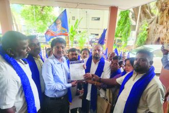 ವಿಭೂತಿಪುರದಲ್ಲಿ ಸರ್ಕಾರಿ ಭೂಮಿ ಕಬಳಿಕೆ ವಿರೋಧಿಸಿ ಪ್ರತಿಭಟನೆ ಜೈ ಭೀಮ್ ಸಂಘಟನೆಯ ಕಾರ್ಯಕರ್ತರಿಂದ ಜಿಲ್ಲಾಧಿಕಾರಿ ಕಚೇರಿಗೆ ಮುತ್ತಿಗೆ; ಆಕ್ರೋಶ
