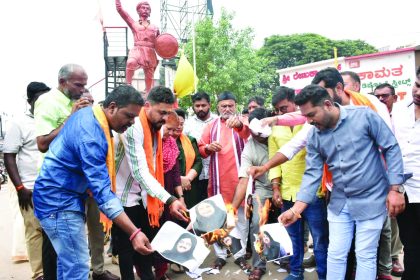 ಮತ್ತೆ ಹಿಜಾಬ್ ಕಿಡಿ 2022ರ ವಸ್ತ್ರ ಸಂಹಿತೆ ಆದೇಶ ಹಿಂಪಡೆದ ರಾಜ್ಯ ಸರ್ಕಾರ ವಿಪಕ್ಷಗಳು, ಹಿಂದೂಸಂಘಟನೆಗಳ ಆಕ್ರೋಶ